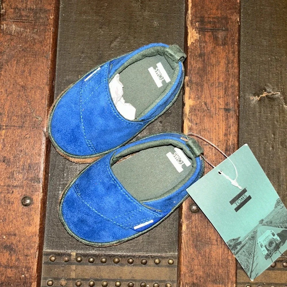 NWT Toms size 4 (baby)